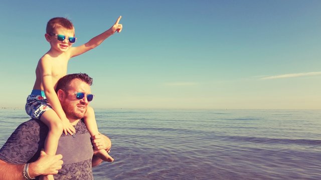 Pap&agrave; e figlio al mare.  Messa a fuoco selettiva