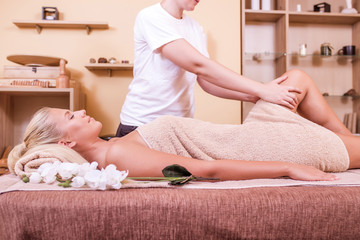Obraz na płótnie Canvas Woman having legs massage