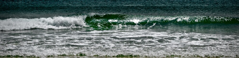 una ola rompiendo en Sagres, Portugal