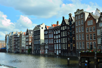 Fototapeta na wymiar Zabytkowe kamienice w Amsterdamie nad kanałem.