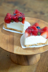 木皿の上に置かれた、いちごケーキ