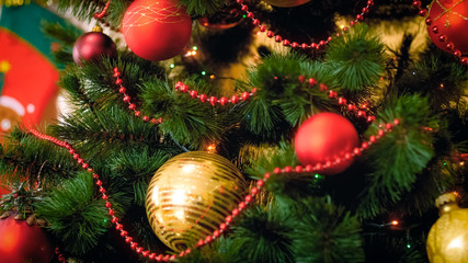 Obraz na płótnie Canvas Closeup image of adorned Christmas tree by baubles and beads