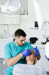 Obraz premium Doctor doing preparations for botox procedure