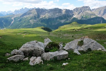 Fototapeta na wymiar paesaggio montagna natura cielo azzurro cime rocce pietre prato verde vallata alpi veduta 
