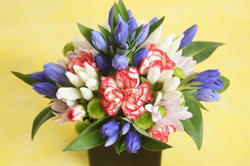 リンドウ、カーネーション、小菊のフラワーアレンジメント