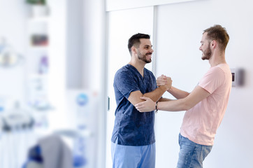 Obraz premium Patient and dentist shaking hands