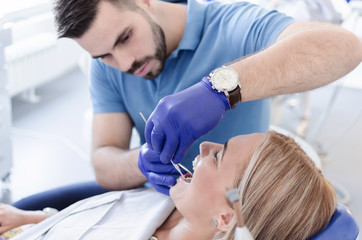 Obraz premium Male dentist with female patient