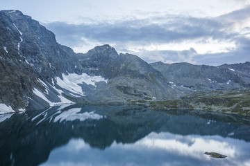 Fototapeta na wymiar Evening on the lake Alla-Askir. Altai landscape
