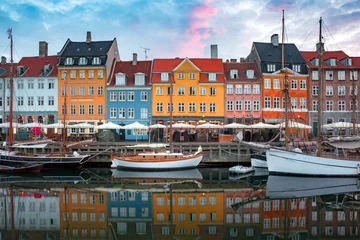 Schilderijen op glas Nyhavn bij zonsopgang, met kleurrijke gevels van oude huizen en oude schepen in de oude binnenstad van Kopenhagen, de hoofdstad van Denemarken. © Kavalenkava