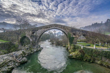 Fototapeta na wymiar Antiguo puente de piedra romano en Cangas de Onís (Asturias), España