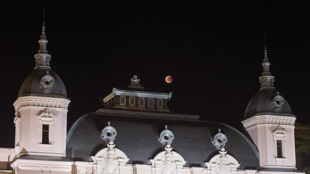 Timelapse de l'&eacute;clipse de Lune au dessus du Th&eacute;atre Benno Besson.