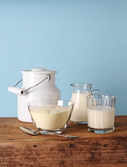 Milchpulver, Glas und Kännchen mit Milch, Milchkanne