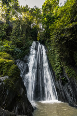 Yellow waterfall en la isla de Bali, Indonesia.