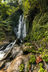 Yellow waterfall en la isla de Bali, Indonesia.