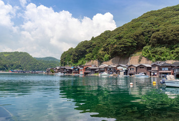 美しい伊根湾と舟屋の風景