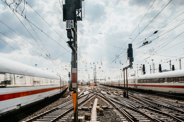 Züge fahren in den Frankfurter Bahnhof ein 