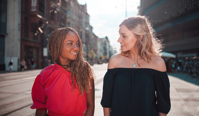 Naklejka premium Happy female friends hangout at city street, multi ethnic group of people