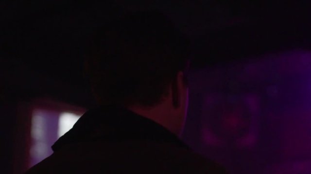 Persona danza al ritmo de la musica.