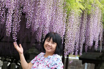 笑顔が素敵な中高年女性