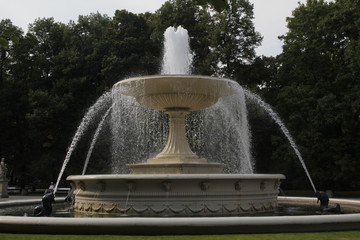 Fuente en una plaza del centro de Varsovia, Polonia