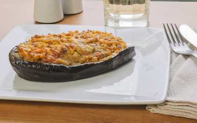 Berenjena rellena en un plato