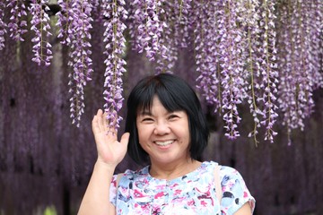 笑顔が素敵な中高年女性