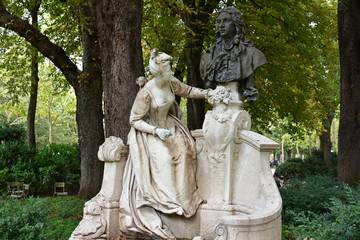 Obraz premium Statues au jardin du Luxembourg à Paris, France