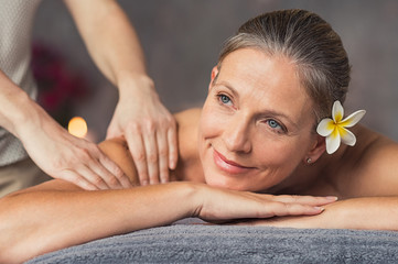 Obraz na płótnie Canvas Woman getting massage at spa