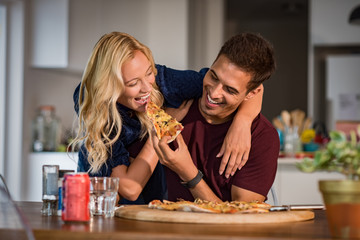 Couple enjoying eating pizza - obrazy, fototapety, plakaty