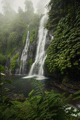 Banyumala twin waterfalls en la isla de Bali.