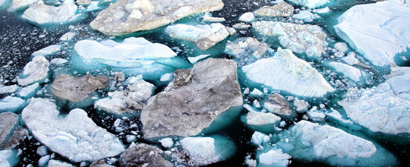 Changement climatique et réchauffement de la planète - Icebergs provenant de la fonte des glaciers dans le fjord glacé