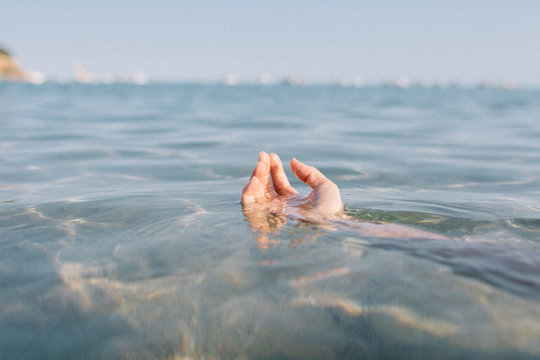 Main qui flotte dans la mer m&eacute;diterran&eacute;e
