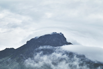 雲に包まれる早朝の普賢岳