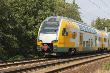 Obraz premium Przejazd pociągiem pasażerskim