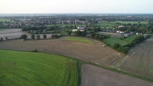 Maisernte, Maish&auml;cksler in Aktion, Erntewagen mit Traktor
