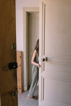 Silhouette de jeune fille qui tient la porte