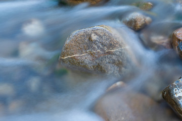 Wasser um den Fels