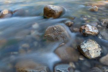 Fliessendes Wasser im Bach