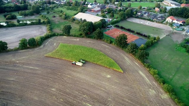 Maish&auml;cksler in Aktion, Erntewagen mit Traktor