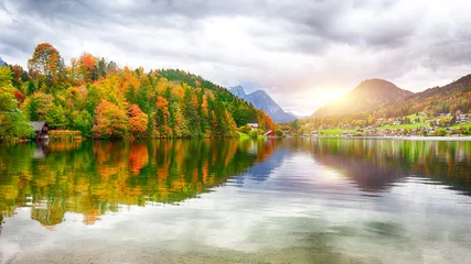 Küchenrückwand glas motiv Idyllic autumn scene in Grundlsee lake in Alps mountains, Austria © pilat666