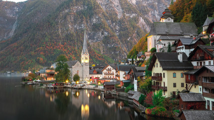 Obraz premium Classic postcard view of famous Hallstatt lakeside town reflecting in Hallstattersee lake in the Austrian Alps