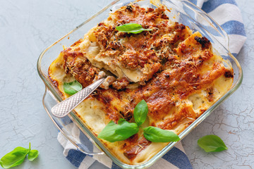 Pan with stuffed cannelloni with cream sauce.