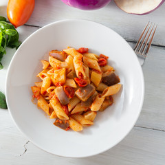 Piatto di pasta con sugo ai peperoni