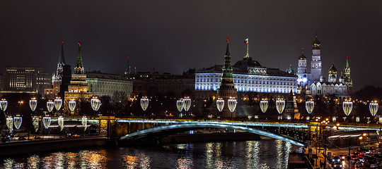 Fototapeta na wymiar Festive illumination. View of the Big Moskvoretsky bridge during the new year holidays