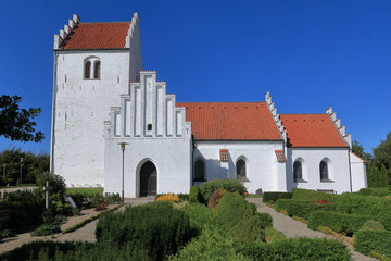 Fototapeta na wymiar Tommerup, Typische Kirche auf dem Land in Dänemark