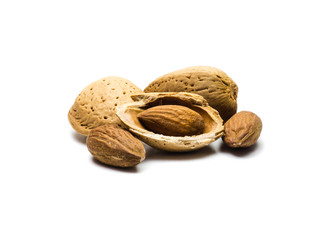 Mandeln Mandel mit Schale isoliert freigestellt auf weißen Hintergrund, Freisteller