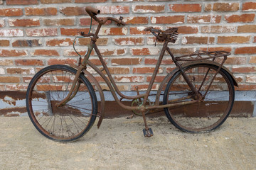 Fototapeta na wymiar rusty bike in front of brick wall