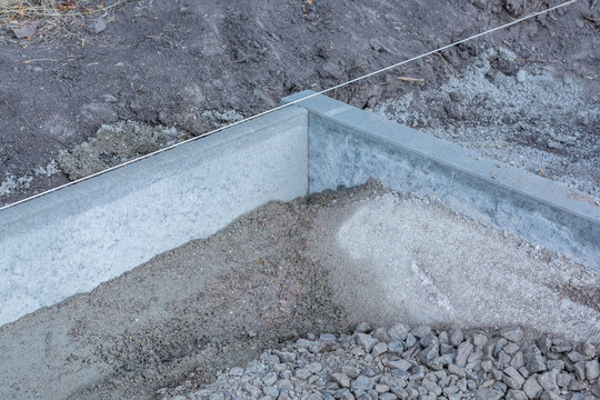 Ziehen einer RIchtschnur zum Setzen von Bordsteinkanten