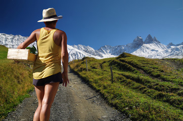 récolte en zone montagne - femme de dos