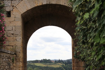 Le colline toscane viste da una porta medievale